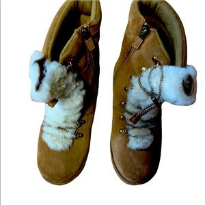 Uggs girls kids size 6 youth boots worn once ! Great condition